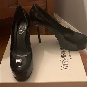 Yves Saint Laurent Black Pumps